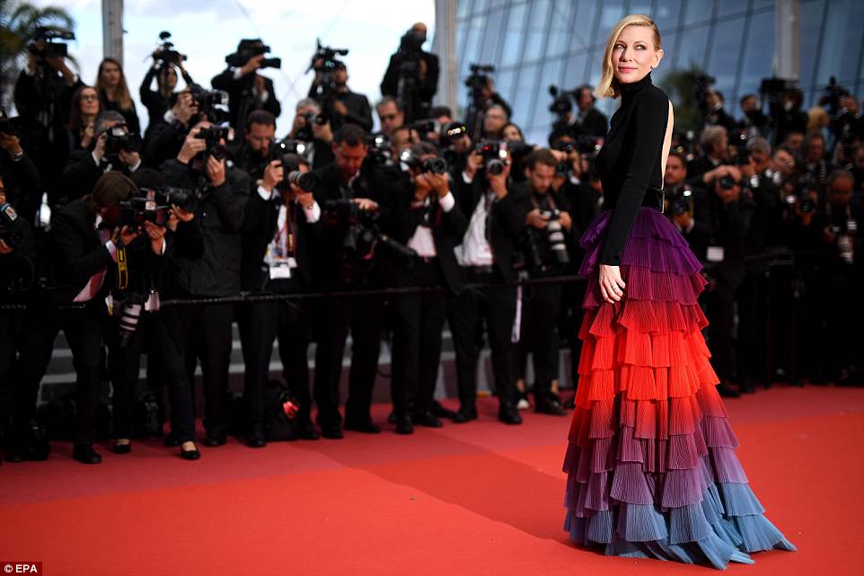 Cannes ngày 7: Loạt mỹ nhân vô tư lộ hàng trên thảm đỏ